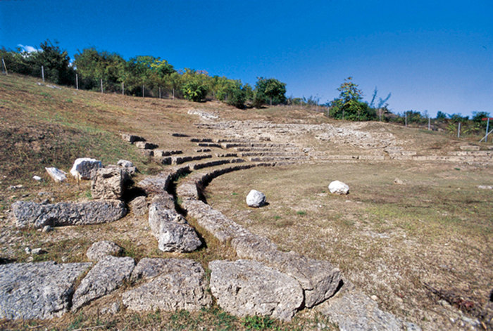 Αρχαιότητες: Το αρχαίο θέατρο της Μίεζας στον Κοπανό Νάουσας [6km]