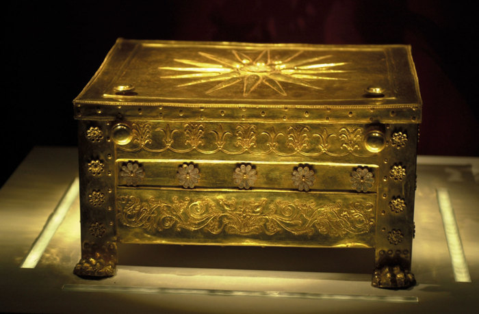 Αρχαιότητες: Τα ανάκτορα της Βεργίνας - Χρυσή λάρνακα [33km]